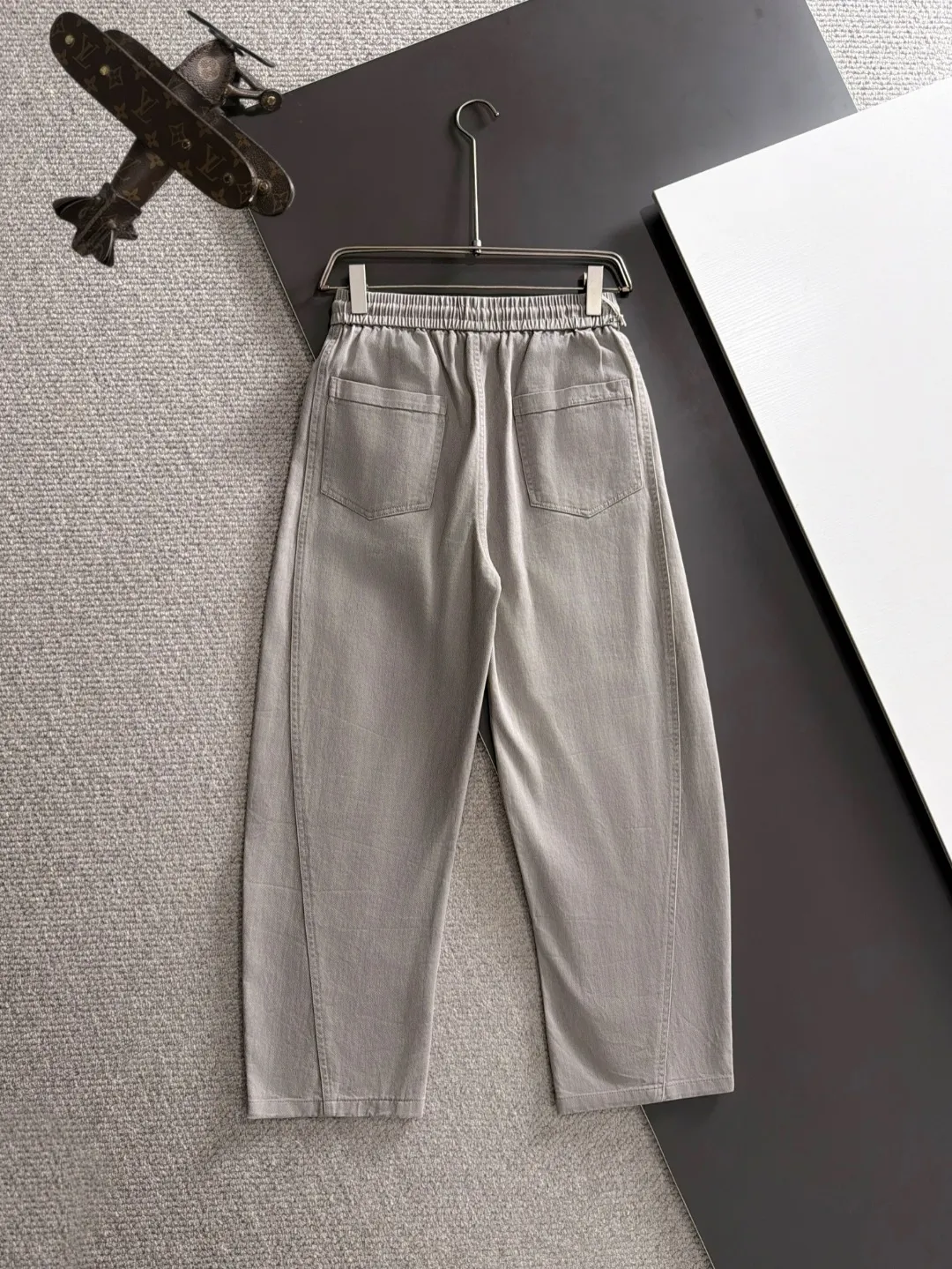 Balenciaga Fall/Winter 2026 New Arrival elastic casual pants are shipped the next day. The custom-made fabric at the counter has a high degree of comfort, impeccable details, and the design concept of the brand elements reflects high quality. The hand feels delicate and soft! Casual cuts and awesome upper body! Sizes: S-3XL